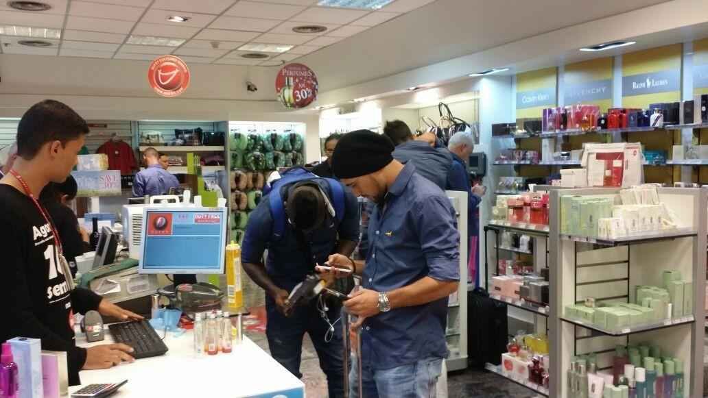 Fotos da delegao e de torcedores do Cruzeiro no trajeto entre Belo Horizonte e Buenos Aires, capital da Argentina, onde o time enfrenta o River Plate, nesta quinta-feira, s 22h, pelo jogo de ida das quartas de final da Copa Libertadores.