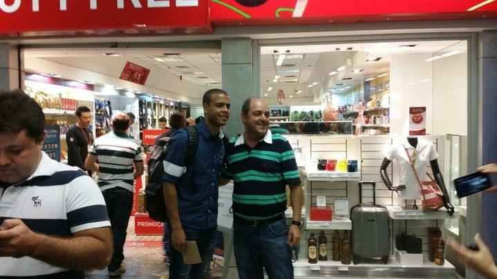 Fotos da delegao e de torcedores do Cruzeiro no trajeto entre Belo Horizonte e Buenos Aires, capital da Argentina, onde o time enfrenta o River Plate, nesta quinta-feira, s 22h, pelo jogo de ida das quartas de final da Copa Libertadores.