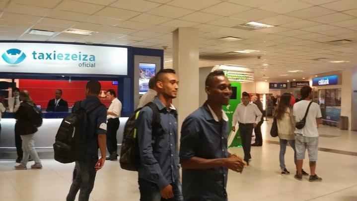 Fotos da delegao e de torcedores do Cruzeiro no trajeto entre Belo Horizonte e Buenos Aires, capital da Argentina, onde o time enfrenta o River Plate, nesta quinta-feira, s 22h, pelo jogo de ida das quartas de final da Copa Libertadores.