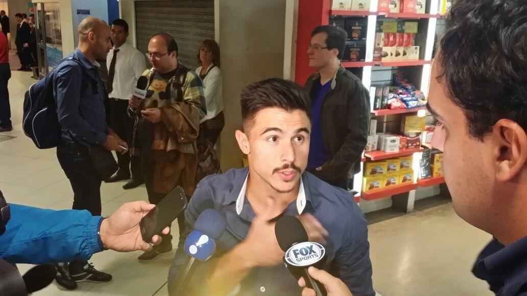 Fotos da delegao e de torcedores do Cruzeiro no trajeto entre Belo Horizonte e Buenos Aires, capital da Argentina, onde o time enfrenta o River Plate, nesta quinta-feira, s 22h, pelo jogo de ida das quartas de final da Copa Libertadores.
