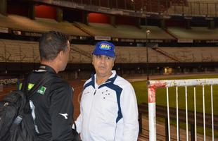 Tcnico Marcelo Oliveira conversa com fotgrafo depois do treinamento