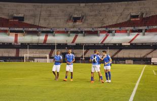 Treino do Cruzeiro no Estdio Monumental de Nez, em Buenos Aires. Marcelo Oliveira comandou um recreativo e depois atletas treinaram cruzamentos e finalizaes.