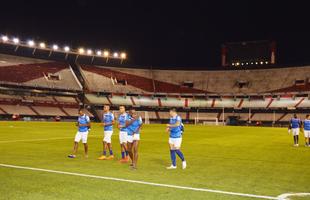 Treino do Cruzeiro no Estdio Monumental de Nez, em Buenos Aires. Marcelo Oliveira comandou um recreativo e depois atletas treinaram cruzamentos e finalizaes.