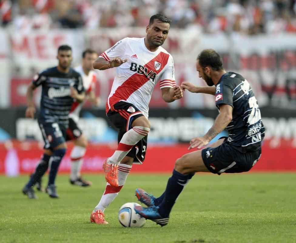 Gabriel Mercado, 28 anos: Lateral do River Plate desde 2012. Foi contratado por 850.000 dlares. Mesmo com apenas 1,81m,  forte na jogada area. Marcou de cabea um dos gols da vitria do clube de Nez na deciso da Copa Sul-Americana do ano passado, contra o Atltico Nacional, por 2 a 0.