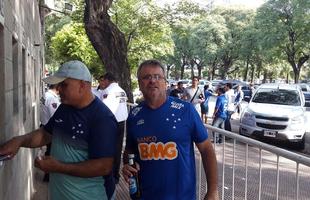 Torcedores celestes adquirem entradas para duelo entre Cruzeiro e River, no Monumental de Nez 