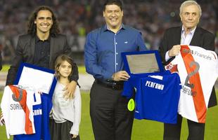 Sorn e Perfumo receberam homenagens de River Plate e Cruzeiro no Monumental de Nez
