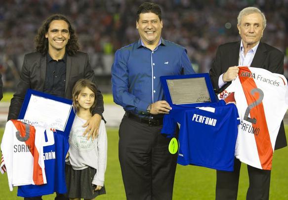 Sorín e Perfumo receberam homenagens de River Plate e Cruzeiro no Monumental de Núñez