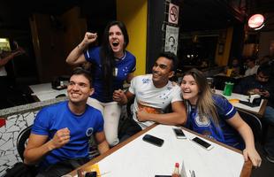 Cruzeirenses comemoraram mais uma vitria em bares de BH. Lucas Morato, Ana Teresa Avila, Herbert Nunes e Maria Eduarda Avila