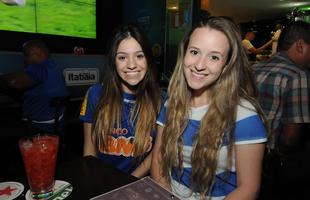 Cruzeirenses comemoraram mais uma vitria em bares de BH. Isabela Brisa e Dimitria Borges no bar Itatiaia