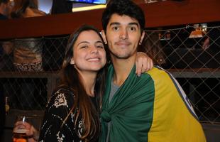 Cruzeirenses comemoraram mais uma vitria em bares de BH. Marcela Aires e Joo Aires no bar Itatiaia