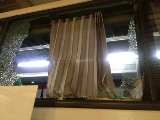 Cada veculo teve uma janela danificada. Dois torcedores - um de cada nibus - foram atingidos por estilhaos e tiveram ferimentos leves