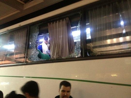 Cada veículo teve uma janela danificada. Dois torcedores - um de cada ônibus - foram atingidos por estilhaços e tiveram ferimentos leves