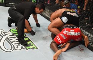 Daniel Cormier finalizou Anthony Johnson com um mata-leo no terceiro round e conquistou o cinturo dos meio-pesados do UFC