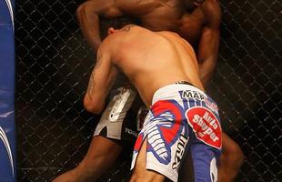 Imagens da maior vitria da carreira do mineiro Rafael Sapo Natal, sobre Uriah Hall, no UFC 187