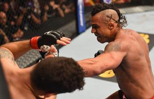 Norte-americano atropelou brasileiro por nocaute tcnico e manteve o cinturo dos mdios do UFC