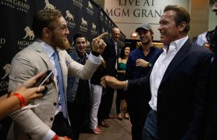McGregor brinca com Arnold Schwarzenegger