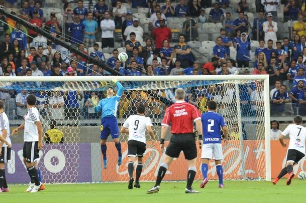 Fotos do jogo entre Cruzeiro e Ponte Preta, no Mineiro, pela terceira rodada do Campeonato Brasileiro