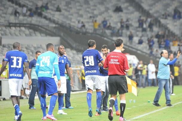Fotos do jogo entre Cruzeiro e Ponte Preta, no Mineiro, pela terceira rodada do Campeonato Brasileiro