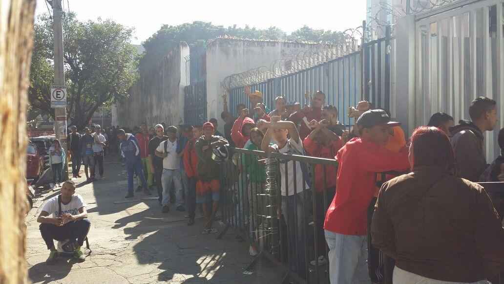 Muitos cruzeirenses em busca de um ingresso para a partida contra o River Plate