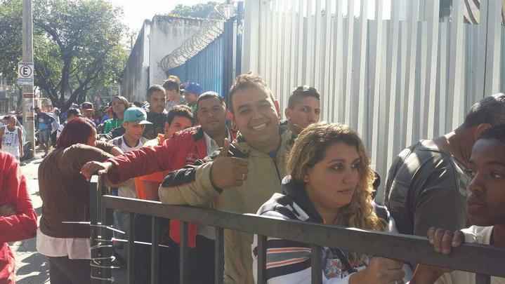 Muitos cruzeirenses em busca de um ingresso para a partida contra o River Plate