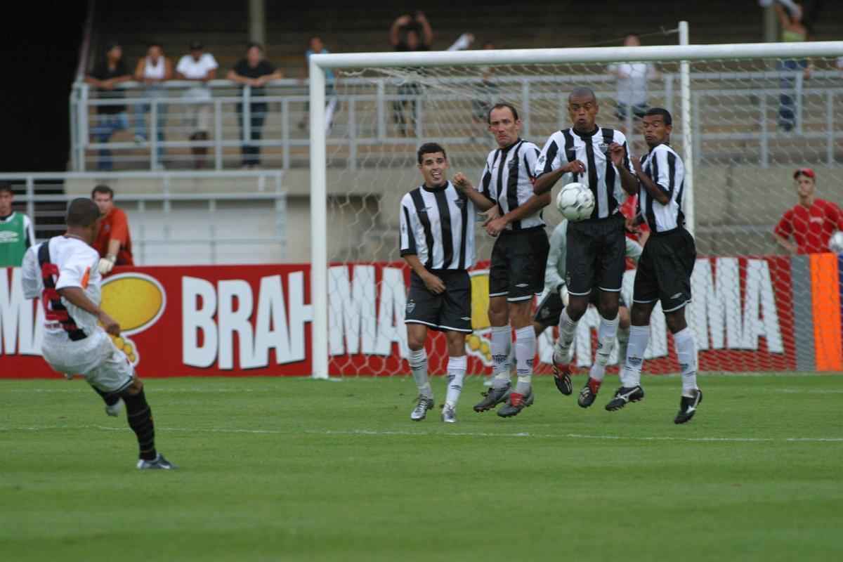 Em 2004, ano complicado para o Atltico, que escapou do rebaixamento apenas na ltima rodada, o time amargou trs empates - Palmeiras, Vasco (foto) e Botafogo - e uma derrota (Ponte Preta) no incio do Brasileiro.