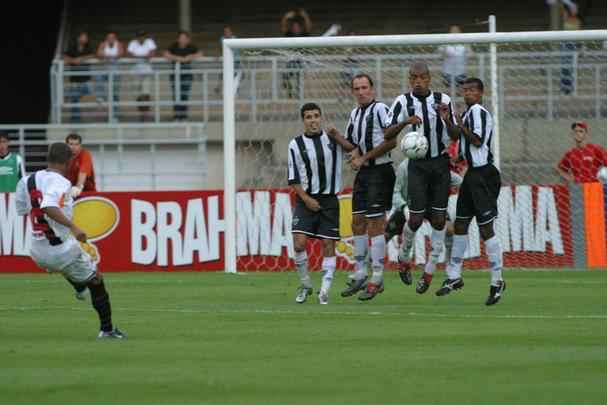 Em 2004, ano complicado para o Atltico, que escapou do rebaixamento apenas na ltima rodada, o time amargou trs empates - Palmeiras, Vasco (foto) e Botafogo - e uma derrota (Ponte Preta) no incio do Brasileiro.