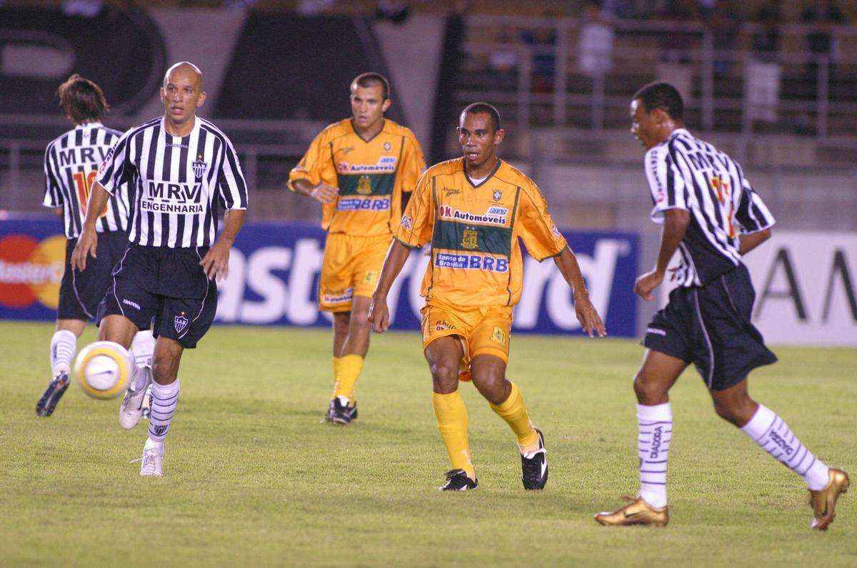 J em 2005, ano do rebaixamento do clube, a estreia com vitria (4 a 1 no Figueirense) no passou de iluso. O Galo empatou na segunda rodada com a Ponte Preta e, frente a Brasiliense (foto) e Botafogo, iniciou uma srie de derrotas no torneio.