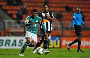 O ano de 2012 foi de disputa pelo ttulo e incio contundente de Brasileiro. Ainda sem Ronaldinho, o time de Cuca venceu Ponte Preta e Corinthians e empatou contra o Bahia. Na quarta rodada, o camisa 49 fez sua estreia fora de casa com triunfo por 1 a 0.