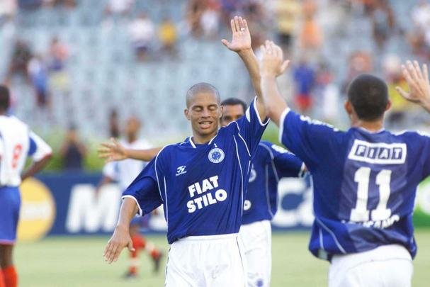 Imagens do meia Alex, campeo da Trplice Coroa com a camisa do Cruzeiro