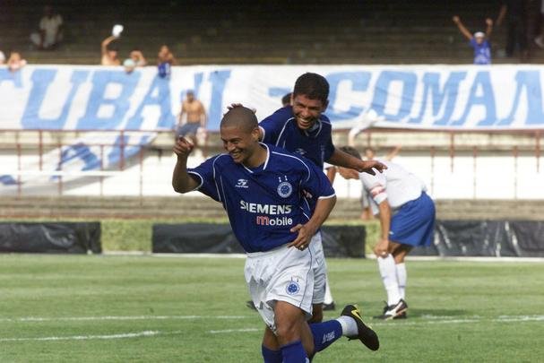 Imagens do meia Alex, campeo da Trplice Coroa com a camisa do Cruzeiro