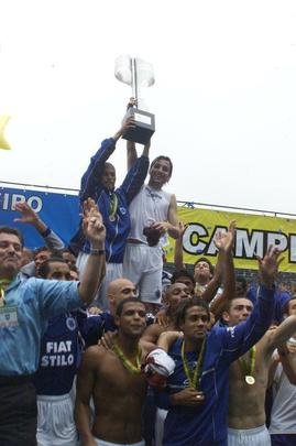 Imagens do meia Alex, campeo da Trplice Coroa com a camisa do Cruzeiro