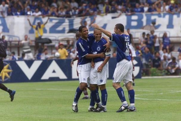 Imagens do meia Alex, campeo da Trplice Coroa com a camisa do Cruzeiro