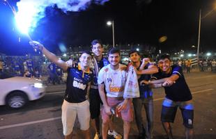 Imagens da torcida no entorno do Mineiro e da chegada ao time ao estdio, com grande festa