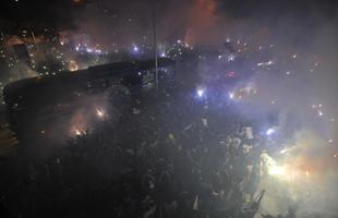 Imagens da torcida no entorno do Mineiro e da chegada ao time ao estdio, com grande festa