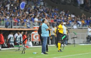 Torcedores gritaram nome do treinador enquanto minuto de silncio era respeitado pelos atletas no Mineiro