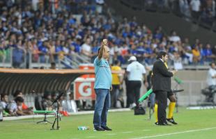 Torcedores gritaram nome do treinador enquanto minuto de silncio era respeitado pelos atletas no Mineiro