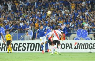 Imagens do primeiro tempo do jogo entre Cruzeiro e River Plate, no Mineiro, pela Libertadores