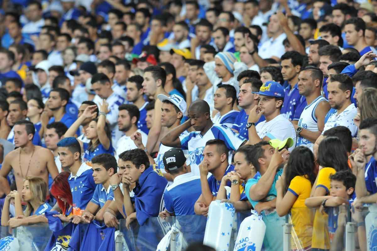 Torcedores do Cruzeiro se decepcionaram com time e com revs no Mineiro diante do River Plate