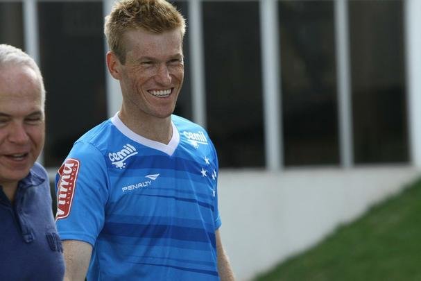 Douglas Grolli: Chegou referendado por Felipo, mas nunca jogou.