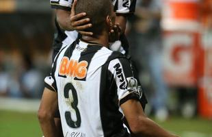 Outro dolo da histria do Atltico, Ronaldinho Gacho comemora ao lado do companheiro