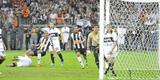 Instantes finais do lance que precedeu o gol de Leonardo Silva na deciso da Copa Libertadores