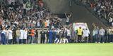 Torcida vibra e observa Leonardo Silva e outros jogadores na comemorao do gol contra o Olimpia