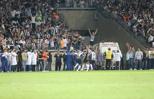 Torcida vibra e observa Leonardo Silva e outros jogadores na comemorao do gol contra o Olimpia