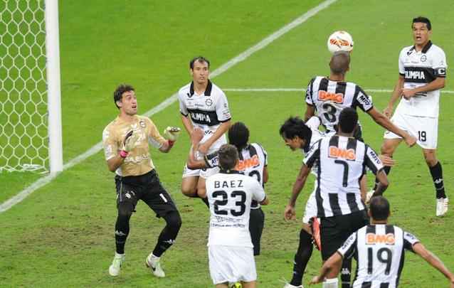 Momento em que a bola toca a cabea do zagueiro do Atltico. Vrios jogadores observam o lance que mudaria a histria da Copa Libertadores de 2013.