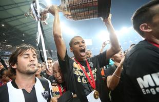 Rver foi capito na campanha da Libertadores, mas Leonardo Silva tambm teve a honra de levantar a taa do ttulo continental no Mineiro.