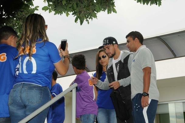 De Arrascaeta foi assediado por torcedores que estavam na Toca da Raposa II