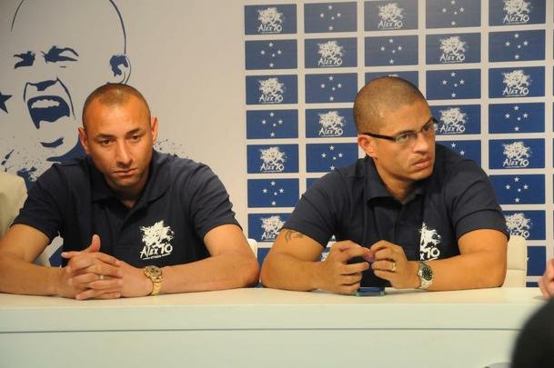 Alex foi acompanhado pelo goleiro Gomes, que tambm participou da conquista da Trplice Coroa