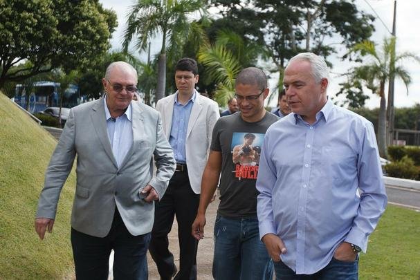 Alex cumprimentou jogadores na Toca da Raposa II