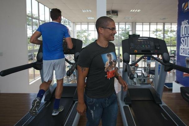 Alex cumprimentou jogadores na Toca da Raposa II