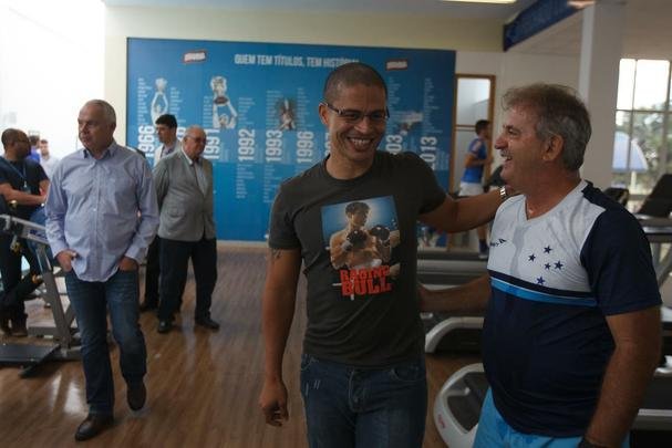 Alex cumprimentou jogadores na Toca da Raposa II